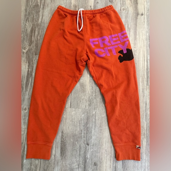 Free city logo Orange sweatpants size Small 3/4 length - Picture 1 of 9